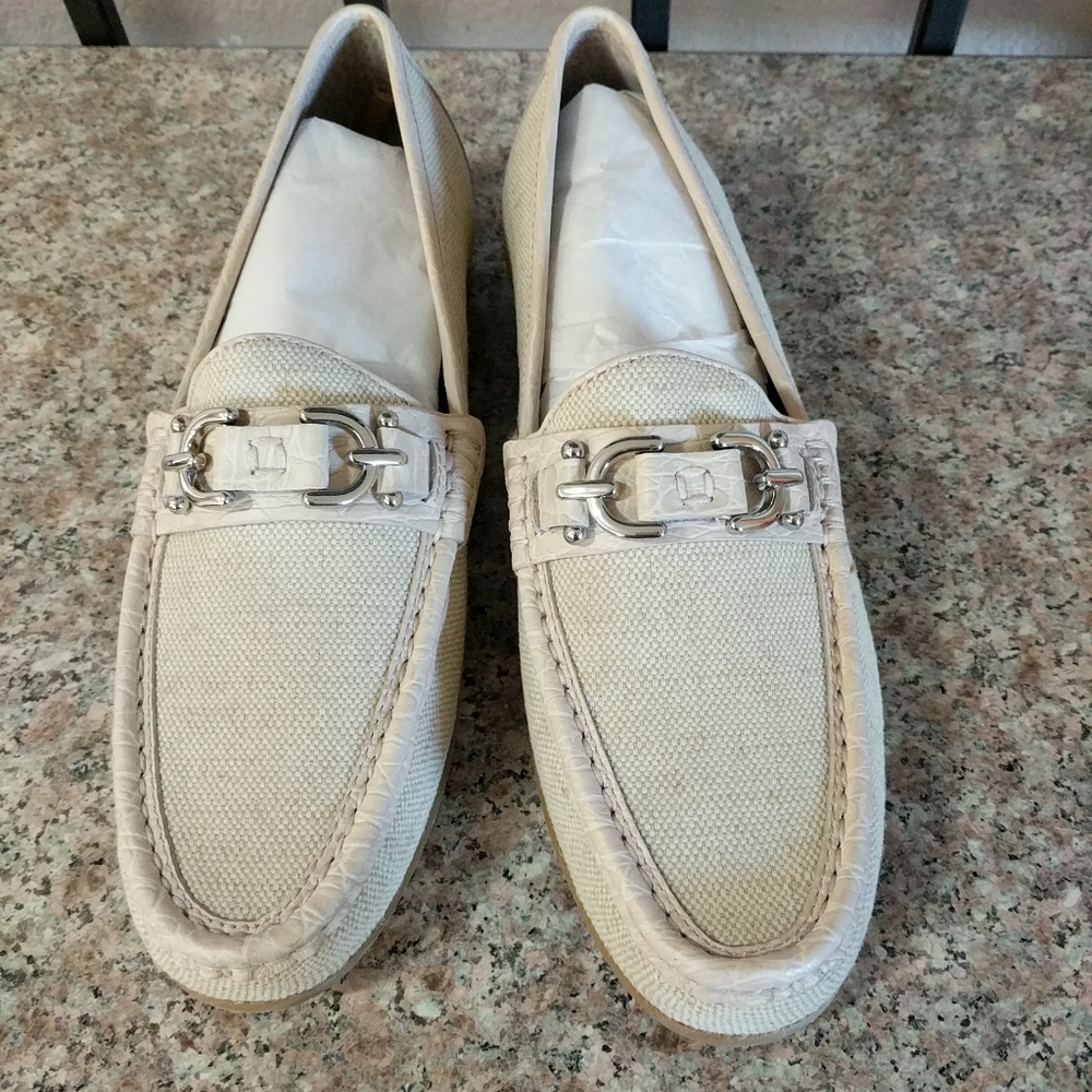 Donald pliner women's loafers size 9   M